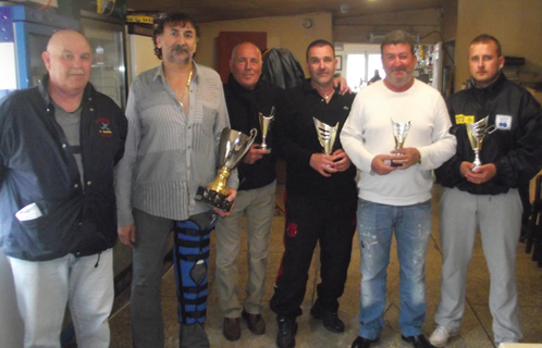 La remise des prix du challenge Intermarché s'est déroulée lundi soir, on retrouve sur la photo notamment  Jean-Pierre (arbitre) et Simon Morsiani et, à leur droite, les quatre finalistes.