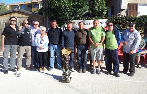 Succès du challenge Loulou Castillo. Ici, les finalistes avec la famille de Loulou et l'équipe de la Boule joyeuse des Iles.