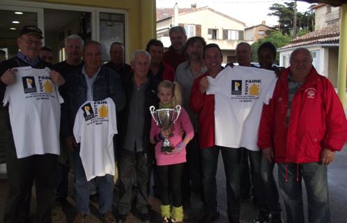 Remise des maillots par Richard Pisano pour la Boule joyeuses des îles chez Simon au Bar le Rivage.