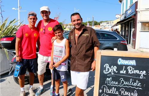 De D à G, Bruno Gole, Pdt de la Boule Joyeuse des Iles, André Merchercher (casquette-Adjoint aux sports) et son équipier du tournoi.