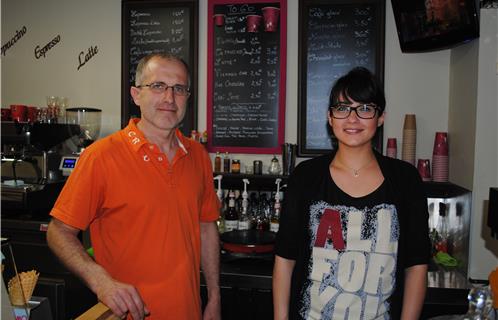 Patrick Long et sa fille Laetitia vous offrent sourire et délices sucrés