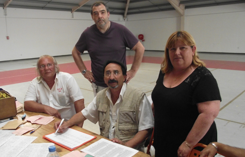 Assis, les membres du comité du Var Serge et Yvan, debout, Chantal et Alain membres de la Boule du kiosque .