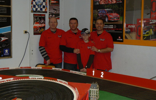 Thierry Oliver, Jean Paul Gimenes, Loïc et François Pecquery  du Circuit Slot Racing 83 étaient aux Paluds de Noves.