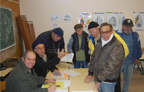 Jacques Savelli (deuxième à gauche) reçoit les signatures des usagers