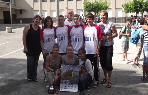 Les jeunes gens champion de France par établissement en natation avec Noëlle Muller, Perrine Baudour et Jean-Paul Bian principal du collège Font de FIllol.