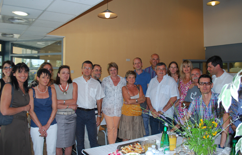 Ferdinand Bernhard, Serge Giannoni, Annick Martin avec les professeurs, et le personnel du collège la Guicharde.