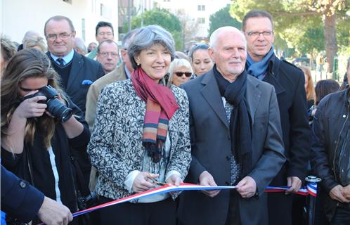 Le Recteur de l'académie de Nice, Madame Lovisi, coupe le ruban d'inauguration. A son côté, Horace Lanfranchi, président du Conseil Général