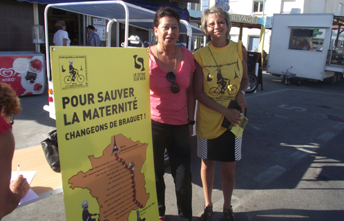 Catherine Sias et des adhérents du PS à Six-Fours sont membres du collectif et font le tour des marchés pour récolter des signatures contre la fermeture de la maternité de La Seyne. 