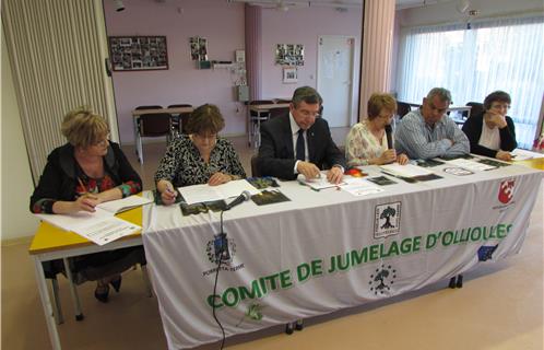 De gauche à droite, Claudine Lefèvre, secrétaire, Hélène Rézé, secrétaire adjointe, Robert Bénéventi, Maire d'Ollioules, Janine Fontana, présidente, Dominique Righi, vice-président et Mireille Righi, trésorière