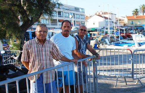 Serge, Guy et Gérard s'activant mercredi matin pour le bal du 15 août au Brusc.