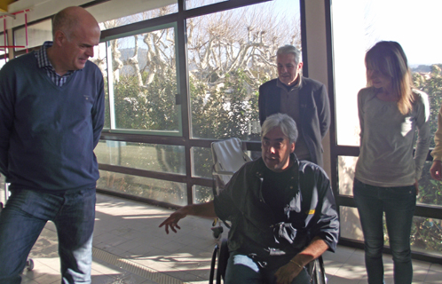 Ici Jean-Michel Mendizabal d'Un Fauteuil à la mer en compagnie du maire Ferdinand Bernhard et des élus André Guy et Patricia Aubert.