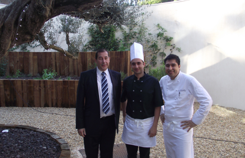 Le jeune Philippe du domaine Bunan, cuisinier le temps d'une journée en compagnie du directeur Pascal Laporte et du chef Mourad Haddouche.