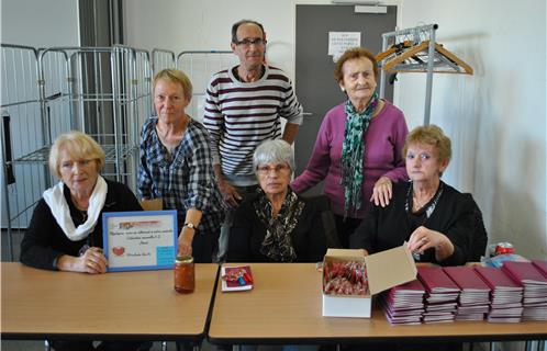 Les bénévoles de l'Amicale des Donneurs de Sang avec la présidente (en violet) Micheline Cotier et le vice-président Bernard Lados.