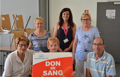 L'amicale des donneurs de sang avec leur président Bernard Lados. Ils sont accompagnés d'Aurélie Vian (derrière au centre), chargée de promotion du don.