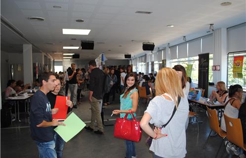 Environ 400 jeunes sont venus chercher un contrat