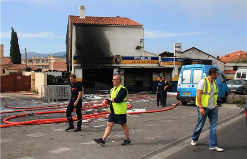 En moins d'une heure le garage Mendez Pneus a été ravagé par le feu. Il avait été ouvert en 1977 et il y a quelques mois la façade avait été refaite.