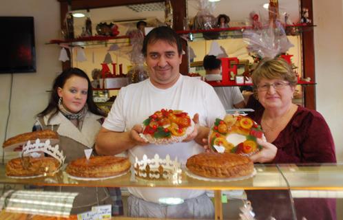 A l'heure de la galette des rois, Eric entouré de Monique et Marie à la boulangerie Praline.