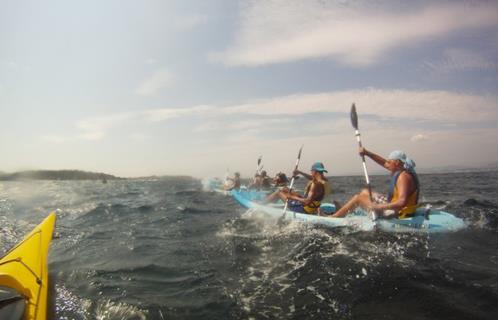 Le kayak a le vent en poupe.