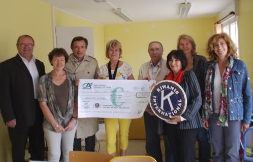 Le Kiwanis a remis un chèque à l'école élémentaire des Lônes.