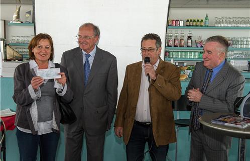 La directrice médicale de l'établissement "Les Lauriers roses" entourée du maire de Bandol Christian Palix et de Jacques Serre, le président du Kiwanis Bandol Sanary