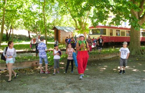 Arrivée en gare de St Anastasie en présence du clown Santos