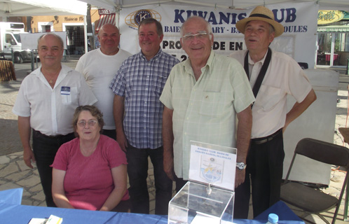 Avec l'association des pointus, l'équipe du Kiwanis club baies de Sanary-Bandol-Ollioules vous attend jusqu'à dimanche près de l'hôtel de la Tour .