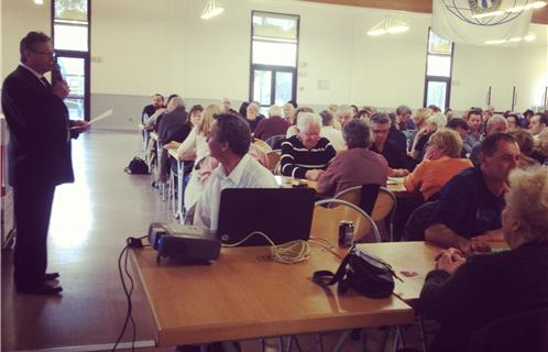 La salle faisait salle comble en face de son président. 