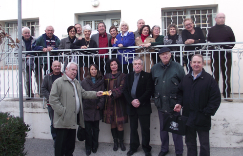 Muriel Canolle entourée des bénévoles du Kiwanis, avec les fidèles du petit café, au dessus.