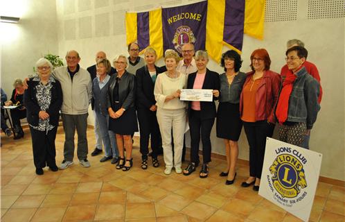 Isabelle Decitre présidente de Dyspraxie 83 (chèque à la main) avec à sa gauche Josette Lacour la présidente du Lions club et ses adhérents.