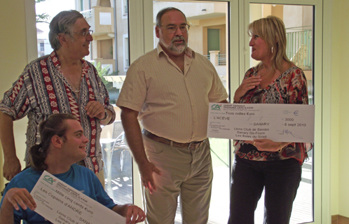 Remise des chèques à l'Acève et aux Copains d'André par le Lions club.