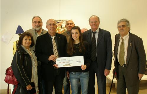 L'étudiante Camille Masse Bérenger avec les membres du Lions club.