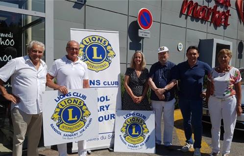 De droite à gauche Marie Jeanne Morel la Présidente du Lions Club, Jean Daniel Tressol, Claude Lemoine le responsable de la Communication, Sophie Tribaudeau la Directrice Générale d’Aigue Marine et membre du club, Christian Palix Président des Oeuvres Sociales du club et Paul Chamoin le futur Chef du Protocole.