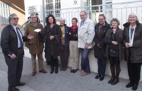 Muriel Canolle, les bénévoles du petit café du mardi et trois membres du Lions: Mr Rampal, mr Lacoste et mr Lemoine.