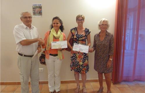 Madame Bellini et Madame Salva sont entourées de Paul Chamoin, Président du Lions Club, et de Marie-France Bidet, responsable des oeuvres sociales.