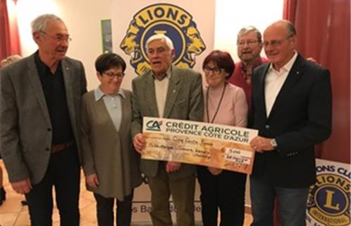 De gauche à droite, Guy Noël Président du Lions Club, Nicole Lacondemine Vice Présidente de la BS, Jean-Pierre Berry Président de la BS, Geneviève Daulain Secrétaire de la BS, Claude Lemoine Responsable Communication du LC et Christian Palix en charge des oeuvres sociales du Lions Club.