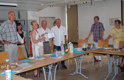 Remise du chèque du Lions club à la présidente de la Bibliothèque sonore en présence du maire.