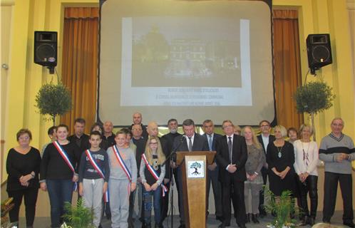 Robert Bénéventi, Maire d'Ollioules, entouré des membres du Conseil Municipal et ceux du Conseil Municipal des Jeunes