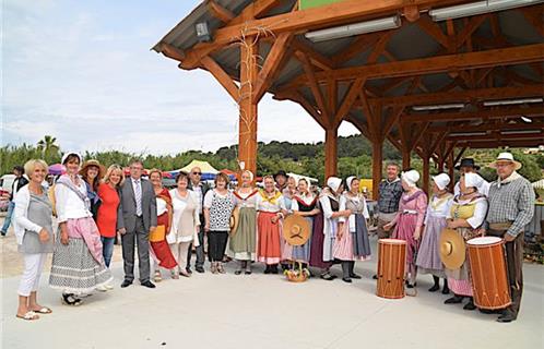 Le groupe folklorique ollioulais Leï Flour a apporté son concours à cette fête conviviale à laquelle ont participé de nombreux élus. (Photos Catherine Buisson)