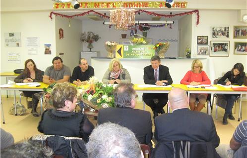 A la table d’honneur, de gauche à droite, Aline Kabtenin, secrétaire, Patrick Moutte, Trésorier, Serge Baroso, vice-président, Corine Cosenza, présidente, Robert Bénéventi, Maire d’Ollioules, Geneviève Barbier, adjointe au Maire, déléguée à l’agriculture et Magali Castinel, chargée du développement durable.