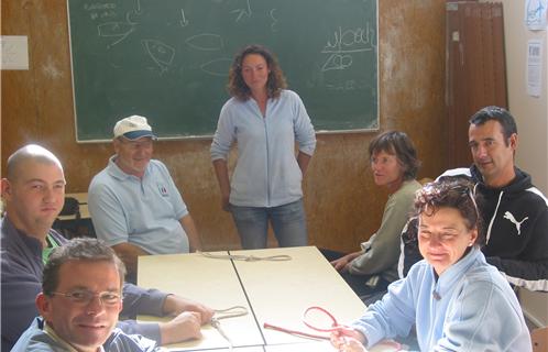 Cours théorique faute de bonnes conditions météorologiques. Au centre, (avec la casquette)Jean-Louis Boilot