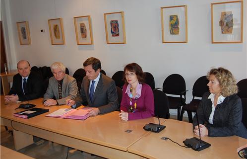 Lors de cette signature : de gauche à droite, MM. Jean-François Sébastia, Richard Tognetti, Jean-Sébastien Vialatte et Mmes Marion Nicolay et Sophie Bouquet