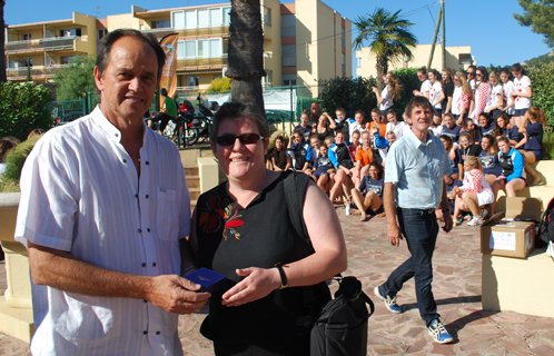 André Mercheyer remettant la médaille de la ville à Nathalie Vallognes, chef de délégation des équipes UNSS France.