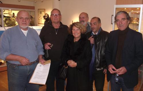 Jeudi soir Myriam Deport (belle fille du regretté Paul Boulagnon) remettait un acte de donation officiel au musée Frédéric Dumas. Sur la photo: D. Alster, B. Laire, C. Hourcau, M. Deport, H. Monjoin et D. George.