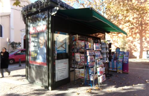 Le nouveau kiosque sur la place de la mairie.