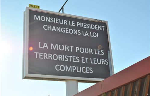 Depuis le 19 novembre le panneau publicitaire au message franc a fait parler de lui... et de Michel-Ange Flori, le patron de l'entreprise d'affichage local MACI.