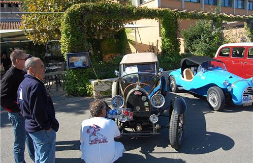 Une Bugatti T 43 de 1928 a fait l'admiration des connaisseurs. Derrière elle, une Simca huit sport