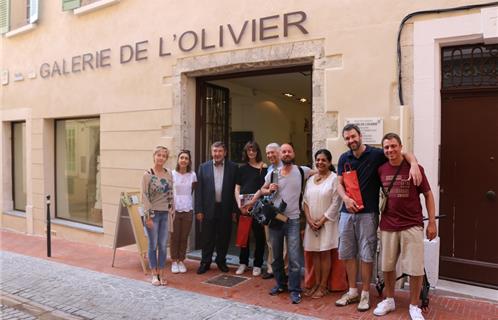 L'équipe de tournage aux côtés de Pascale Cogotti, conseillère municipale déléguée à l'artisanat, de Robert Bénéventi, maire d'Ollioules, de Séverine Cadière, responsable du service commerce et artisanat, Jean-Paul Levèvre, Béatriz Gonzalvez-Haw...