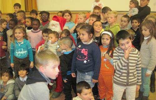 Le regard des enfants en dit long sur la joie de recevoir un cadeau