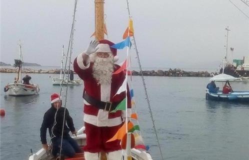 Le Père Noël arrive grâce aux pointus de Lou Capian.