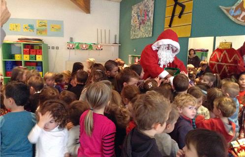 Le Père Noël distribue des papillotes aux enfants de l'école la Vernette